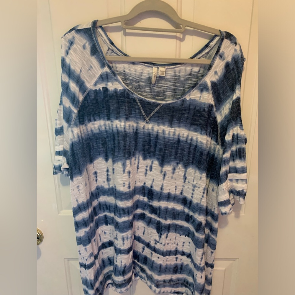 Women’s plus size blue and white  short sleeve top 26/28W